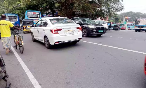 നഗരത്തിൽ സീബ്ര വരകൾ ഇല്ലാത്തത് അപകട ഭീഷണിയാകുന്നു