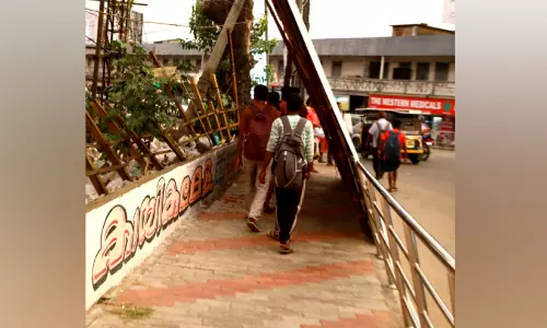 ​സ്റ്റീൽ കൈവരി​ക്കൊപ്പം  ചരിഞ്ഞുവീഴാൻ കാത്ത് അപകടം