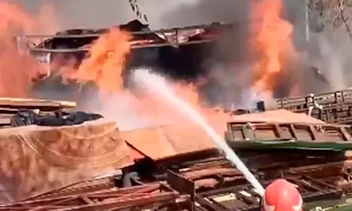 ന്യൂഡൽഹിയിൽ ഗോഡൗണിൽ വൻ തീപിടുത്തം; തീ നിയന്ത്രണ വിധേയമാക്കി അഗ്നിശമന സേന