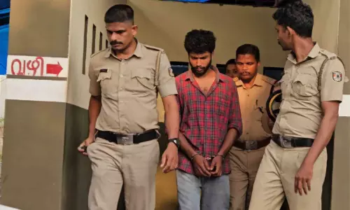 അമ്മയെ മകൻ കഴുത്തറുത്ത് കൊന്നു: പിതാവിനെയും കൊല്ലണമെന്ന് പറഞ്ഞതായി അയല്‍വാസിയുടെ മൊഴി