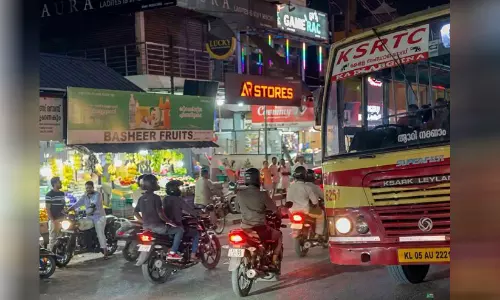 കെ.എസ്.ആർ.ടി.സി ബസ് നടുറോഡിൽ നിർത്തി ഡ്രൈവർ ഇറങ്ങിപ്പോയി