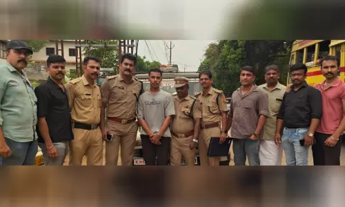 പാ​ൽ​വ​ണ്ടി​യി​ൽ ക​ട​ത്തി​യ ര​ണ്ട​ര​ക്കോ​ടി​യു​ടെ ഹാ​ഷി​ഷ് ഓ​യി​ലു​മാ​യി യു​വാ​വ് പി​ടി​യി​ൽ