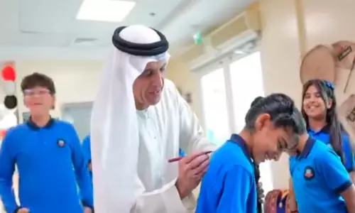 വിദ്യാര്‍ഥികളെ ചേര്‍ത്തുപിടിച്ച് റാക് ഭരണാധിപന്‍