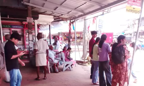 ബസ് കാത്തിരിപ്പ് കേന്ദ്രമില്ല; കേണിച്ചിറയിൽ യാത്രക്കാർ വലയുന്നു