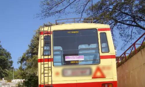 രോഗിക്ക് സീറ്റ് നല്‍കിയില്ല, സ്റ്റോപ്പിലുമിറക്കിയില്ല; കെ.എസ്.ആര്‍.ടി.സി ബസിന് 30,000 രൂപ പിഴ