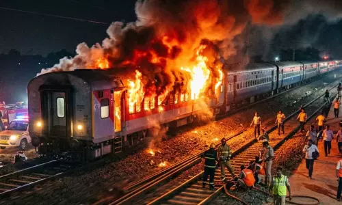 ഓടിക്കൊണ്ടിരിക്കെ ചാർമിനാർ എക്സ്പ്രസ്സിൽ തീപിടിത്തം; യാത്രക്കാർ രക്ഷപ്പെട്ടത് തലനാരിഴക്ക്