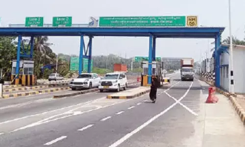 നിര്‍ത്തലാക്കിയ ടോള്‍ പ്ലാസയുടെ അവശിഷ്ടങ്ങൾ ബാക്കി