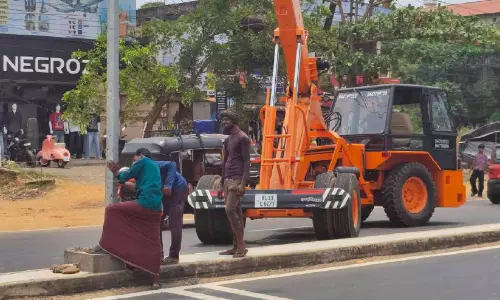 കടുത്ത ചൂടിലും റോഡുപണി; സെൽഫ് ലോക്ക് ഡൗൺ നിർദേശത്തിന് പുല്ലുവില