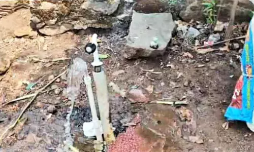 കുടിവെള്ളം പാഴാകുന്നു; കണ്ണടച്ച് അധികൃതർ