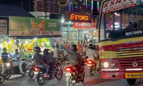 കെ.എസ്.ആര്‍.ടി.സി ബസ് നടുറോഡില്‍ നിര്‍ത്തി ഡ്രൈവർ ഇറങ്ങിപ്പോയി