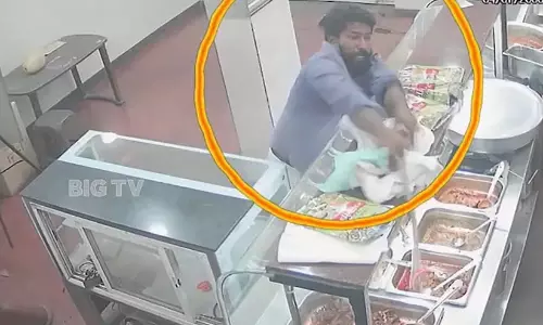 കറിക്ക് പത്ത് രൂപ കുറച്ചില്ല; ​ഹോട്ടലിൽ വാളുമായി യുവാവിന്റെ അഴിഞ്ഞാട്ടം, ജീവനക്കാരെ ഷട്ടറിട്ട് പൂട്ടി വധശ്രമം
