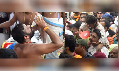 സായാഹ്നസൂര്യന് വർണച്ചാർത്തേകി കുടമാറ്റം