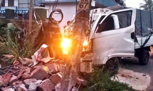 പിക്അപ് വാൻ നിയന്ത്രണം വിട്ട് അപകടം; ഡ്രൈവർ വാഹനത്തിൽ കുടുങ്ങി