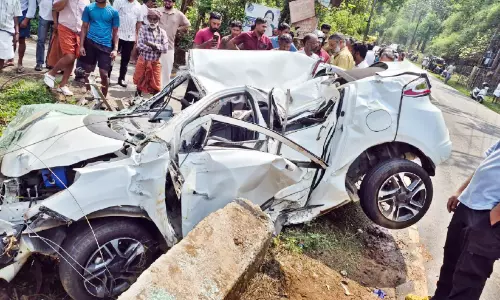 ബസും കാറും കൂട്ടിയിടിച്ച്  ദമ്പതികൾക്ക് ഗുരുതര പരിക്ക്
