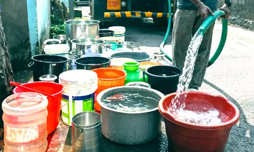 നഗരം ഇരുട്ടിൽ; കുടിവെള്ളത്തിനായി നെട്ടോട്ടം; എങ്ങും മാലിന്യക്കൂനകൾ; തെരുവുനായ്ക്കൾ വിലസുന്നു