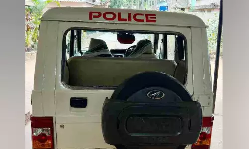 ഗാനമേളക്കിടയില്‍ സംഘര്‍ഷം; പൊലീസ് ജീപ്പിന്റെ ചില്ല് എറിഞ്ഞുതകര്‍ത്തു