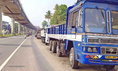 അപകട മരണങ്ങൾ അധികൃതരുടെ കണ്ണ് തുറപ്പിക്കുന്നില്ല; അനധികൃത ലോറി പാർക്കിങ്ങിൽ വീർപ്പുമുട്ടി ദേശീയപാത