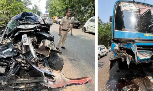 കാവുങ്ങലിൽ കാറും ബസും കൂട്ടിയിടിച്ച് നാല് പേർക്ക് പരിക്ക്