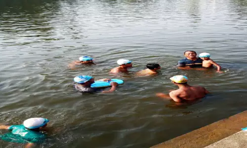 വിഷാദവും തളർച്ചയും നീന്തിക്കയറാം; ഭിന്നശേഷിക്കാർക്ക് പരിശീലനവുമായി വിമുക്ത ഭടൻ