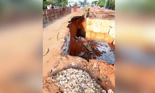 ഈസ്റ്റ് ഒറ്റപ്പാലം പഴയ പാലത്തിന് സമീപം മണ്ണിടിഞ്ഞു; ഗതാഗതക്കുരുക്ക് രൂക്ഷം