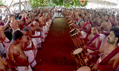 പൂരത്തിമിർപ്പിൽ കൊ​ട്ടി​യാ​ര്‍ത്ത് ഇ​ല​ഞ്ഞി​ത്ത​റ​മേ​ളം, നാ​ദ​ഗോ​പു​രം തീ​ര്‍ത്ത് മ​ഠ​ത്തി​ല്‍വ​ര​വ്