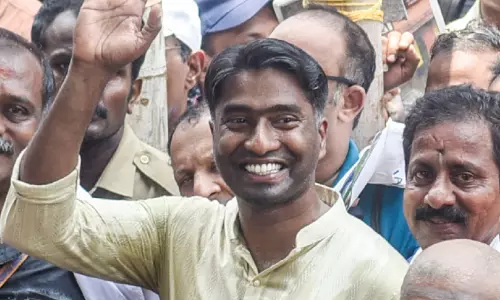 ആ​ഘോ​ഷ വേ​ഷ​ത്തി​ൽ പൂ​രം കാ​ണാ​ൻ മു​ൻ ക​ല​ക്ട​ർ അ​ർ​ജു​ൻ പാ​ണ്ഡ്യ​നും