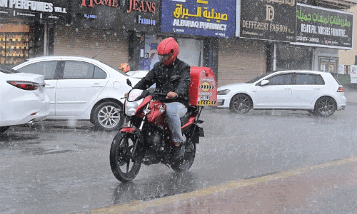 ആവശ്യത്തേക്കാൾ കൂടുതൽ ഡ്രൈവർമാർ‍; ഡെലിവറി മേഖലയിൽ സമഗ്ര പഠനം നടത്താൻ പാർലമെന്റിൽ അടിയന്തര പ്രമേയം