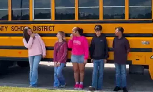 ഡ്രൈവർ ബോധരഹിതനായി; ഹൈവേയിൽ നിയന്ത്രണംവിട്ട സ്കൂൾ ബസ് സുരക്ഷിതമാക്കി നിർത്തി വിദ്യാർഥികൾ