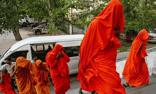 ശ്രീലങ്കയിൽ വൻ ലഹരിമരുന്ന് വേട്ട: 110 കിലോ കഞ്ചാവുമായി 22 ബുദ്ധസന്യാസിമാർ വിമാനത്താവളത്തിൽ പിടിയിൽ