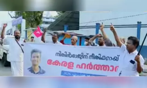 ഹർത്താൽ അനുകൂലികൾ വാഹനങ്ങൾ തടഞ്ഞു, പൊലീസുമായി സംഘർഷം