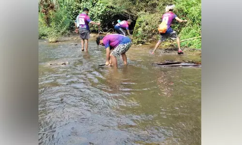 നീരൊഴുക്ക് കുറഞ്ഞ് മലിനമായ കാരക്കോടൻ പുഴ ശുചീകരിച്ചു