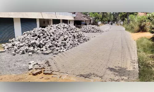 കട്ട വിരിക്കൽ തീരാതെ കറുകപുത്തൂർ- അക്കിക്കാവ് പാതയിലെ അപകടം പെരുകുന്നു