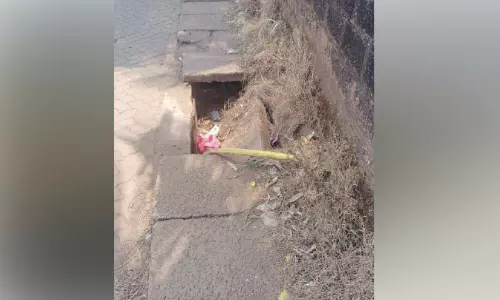 നടപ്പാതയാണിത്; കണ്ണുതെറ്റിയാൽ കാൽനടക്കാർ കുഴിയിൽ വീഴും...!