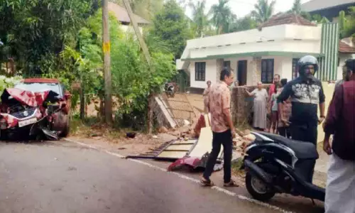 കാർ മതിലിലിടിച്ച് അഞ്ചുപേർക്ക് പരിക്ക്