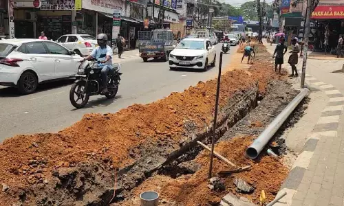 റെയിൽവേ സ്റ്റേഷൻ റോഡിൽ പൈപ്പിടൽ; യാത്രക്കാർക്കും വ്യാപാരികൾക്കും ദുരിതം