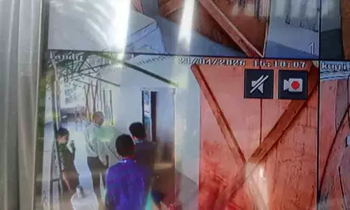 ‘സ്ട്രോങ്റൂമിൽ ലാപ്ടോപ്പുമായി രണ്ടുമണിക്കൂർ അവർ എന്തു ചെയ്യുകയായിരുന്നു?- കോഴിക്കോട്ട് വി.വി പാറ്റ് എണ്ണണമെന്ന നിലപാട് കടുപ്പിച്ച് യു.ഡി.എഫ്