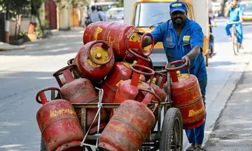എൽ.പി.ജി സിലിണ്ടർ ബുക്കിങ് നിയമങ്ങളിൽ മാറ്റം: മേയ് ഒന്ന് മുതൽ പുതിയ പരിഷ്കാരങ്ങൾ; വില കൂടാൻ സാധ്യത!