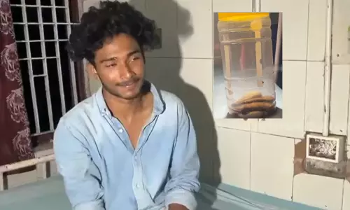 കടിച്ച പാമ്പിനെയും കൊണ്ട് യുവാവ് ആശുപത്രിയിൽ; കൊണ്ടുവന്നത് കുപ്പിയിലടച്ച്
