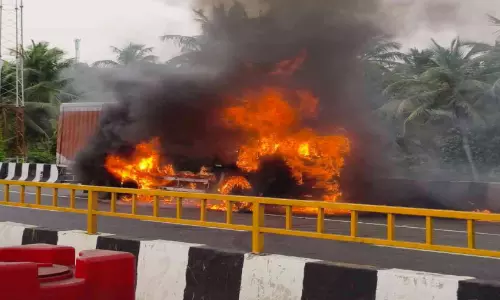 ടോൾ പ്ലാസക്ക് സമീപം വീണ്ടും വാഹനത്തിന് തീപിടിച്ചു