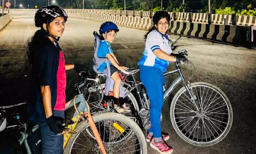 കൊടുങ്ങല്ലൂരിൽനിന്ന് സൈക്കിളിലെത്തി; സ്നേഹച്ചൂടിൽ സന്ധ്യയും മക്കളും മടങ്ങുന്നു