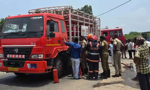 ലോറിയിൽ കൊണ്ടുപോയ സിലിണ്ടറുകളിൽ ചോർച്ച