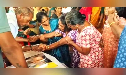 സുരേഷിന് അന്ത്യയാത്ര നൽകി നാട്; ആ മുഖം അവസാനമായി കാണാനാകാതെ കുടുംബം
