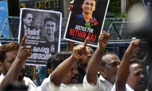 ‘ദലിത് ഹർത്താലിനെ വിമർശിച്ചവർ, ശബരിമല ഹർത്താലിൽ നാളികേരം എറിഞ്ഞ് തല തകർത്താലും കുഴപ്പമില്ല എന്ന പക്ഷക്കാരായിരുന്നു’