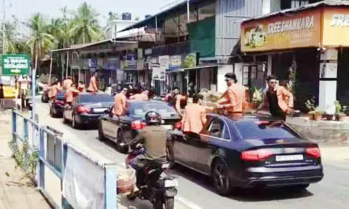 ക​ല്യാ​ണ പാ​ർ​ട്ടി​യു​ടെ ട്രാ​ഫി​ക്ക് നി​യ​മ ലം​ഘ​നം; മൂ​ന്ന് വാ​ഹ​ന​ങ്ങ​ൾ പി​ടി​ച്ചെ​ടു​ത്തു