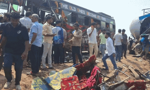 ടൂ​റി​സ്റ്റ് ബ​സ് നി​ർ​ത്തി​യി​ട്ട ടാ​ങ്ക​റി​ലി​ടി​ച്ച് മൂ​ന്നു​പേ​ർ മ​രി​ച്ചു