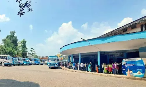 മാ​ന​ന്ത​വാ​ടി ബ​സ് സ്റ്റാ​ൻ​ഡ് കെ​ട്ടി​ടം പൊ​ളി​ച്ചു​നീ​ക്കു​ന്നു
