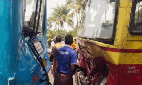 സ്വ​കാ​ര്യ ബ​സി​ന് പി​ന്നി​ൽ കെ.​എ​സ്.​ആ​ർ.​ടി.​സി   ബ​സി​ടി​ച്ച്​ 15 പേ​ർ​ക്ക് പ​രി​ക്ക്