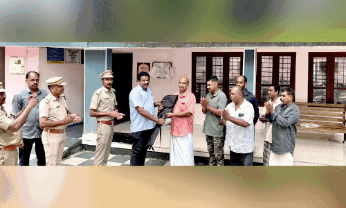 സ്നേ​ക്ക് റെ​സ്‌​ക്യൂ കി​റ്റ് വി​ത​ര​ണം
