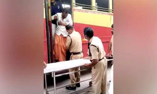 യാ​ത്ര​ക്കി​ടെ നെ​ഞ്ചു​വേ​ദ​ന അ​നു​ഭ​വ​പ്പെ​ട്ട​യാ​ൾ​ക്ക്  ര​ക്ഷ​ക​രാ​യി കെ.​എ​സ്.​ആ​ർ.​ടി.​സി ജീ​വ​ന​ക്കാ​ർ