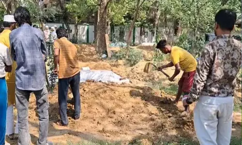 45 ലക്ഷം രൂപ വേണം; വളർത്തമ്മയെ കൊലപ്പെടുത്തി 17കാരി, ക്വട്ടേഷൻ നടപ്പാക്കിയത് കാമുകനും സുഹൃത്തുക്കളും